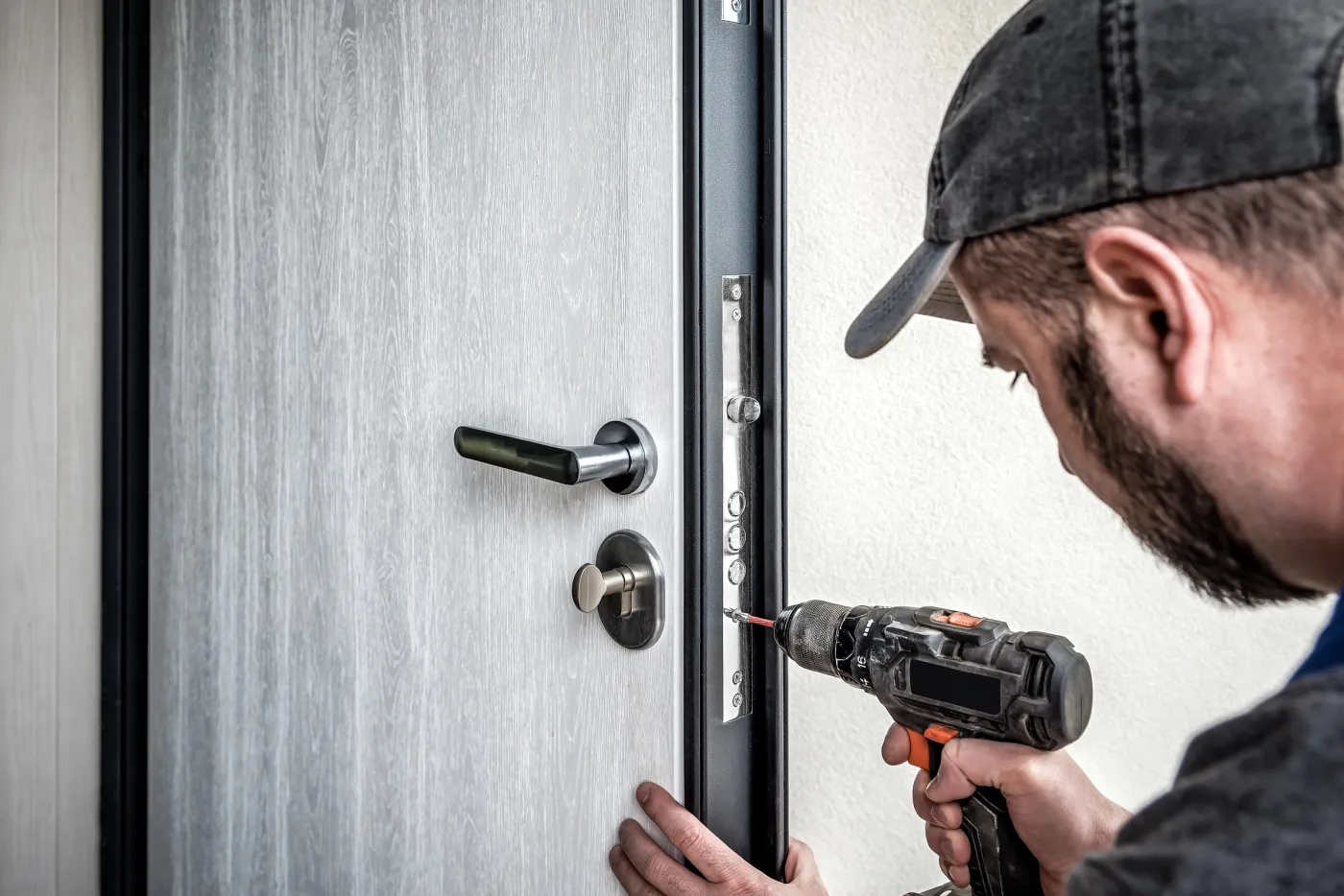 Pose d'un blindage acier sur une porte d'entrée aux Mureaux